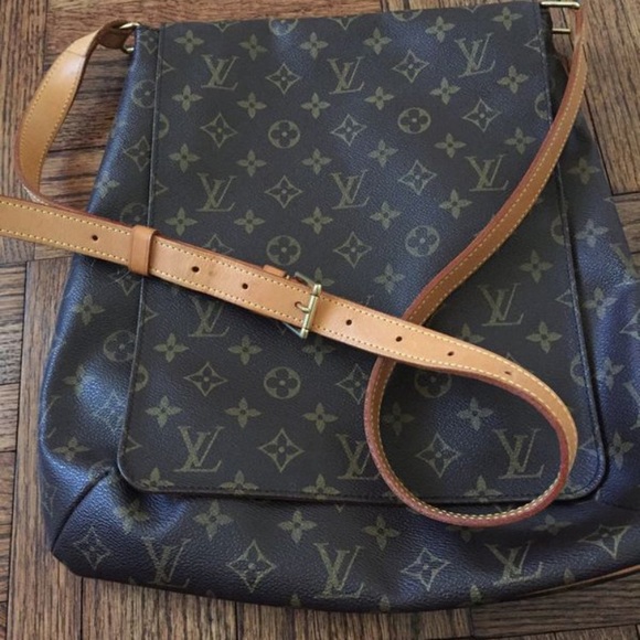 Louis Vuitton Handbags - Louis Vuitton authentic messenger bag